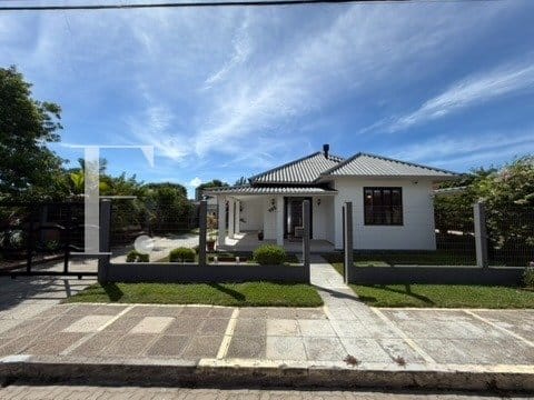 Casa com 104m², 3 dormitórios, 1 suíte, no bairro Atlântida em Xangri-Lá