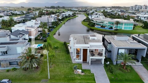 Sobrado com 348m², 5 dormitórios, 5 suítes, 4 vagas, Enseada Lagos em Xangri-Lá