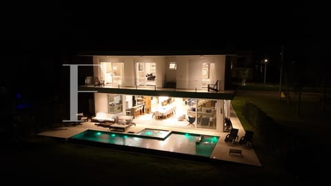Sobrado com 348m², 5 dormitórios, 5 suítes, 4 vagas, Enseada Lagos em Xangri-Lá