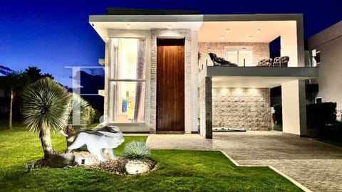 Sobrado com 348m², 5 dormitórios, 5 suítes, 4 vagas, Enseada Lagos em Xangri-Lá