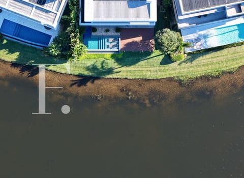 Sobrado com 455m², 5 dormitórios, 5 suítes, 2 vagas, Enseada Lagos em Xangri-Lá