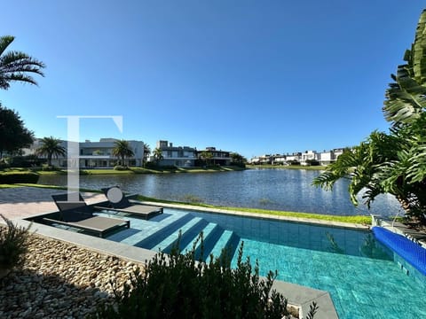 Sobrado com 455m², 5 dormitórios, 5 suítes, 2 vagas, Enseada Lagos em Xangri-Lá