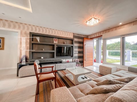 Casa com 240m², 3 dormitórios, 3 suítes, 2 vagas, no bairro Atlântida em Xangri-Lá