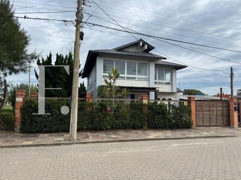 Casa com 266m², 4 dormitórios, 2 suítes, 2 vagas, no bairro Centro em Xangri-Lá