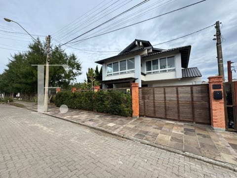 Casa com 266m², 4 dormitórios, 2 suítes, 2 vagas, no bairro Centro em Xangri-Lá