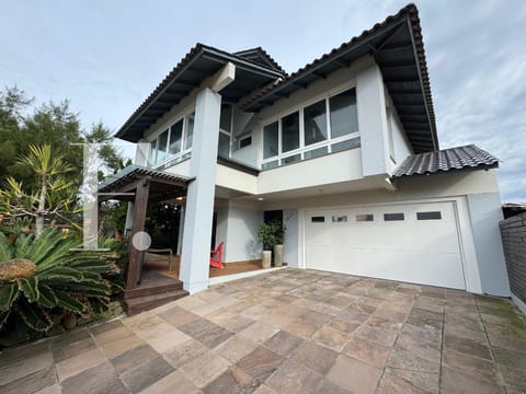 Casa com 266m², 4 dormitórios, 2 suítes, 2 vagas, no bairro Centro em Xangri-Lá