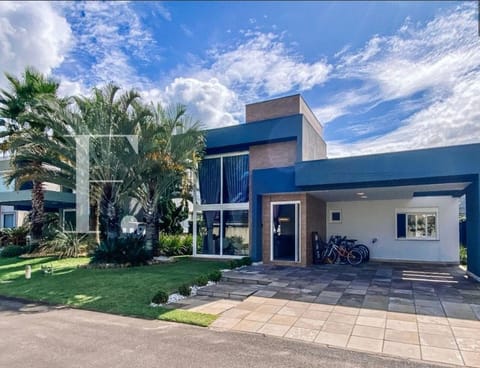 Casa Condomínio com 215m², 4 dormitórios, 4 suítes, 2 vagas, Malibu em Xangri-Lá