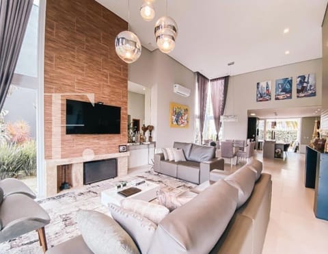 Casa Condomínio com 215m², 4 dormitórios, 4 suítes, 2 vagas, Malibu em Xangri-Lá
