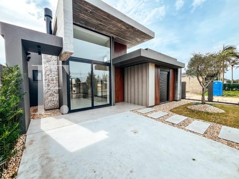 Casa com 177m², 4 dormitórios, 4 suítes, 2 vagas, no bairro Rainha do Mar em Xangri-Lá