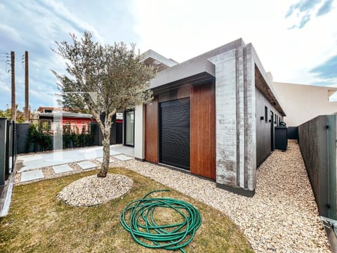 Casa com 177m², 4 dormitórios, 4 suítes, 2 vagas, no bairro Rainha do Mar em Xangri-Lá