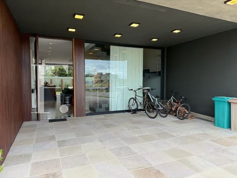 Sobrado com 248m², 5 dormitórios, 5 suítes, 2 vagas, Sunset em Xangri-Lá