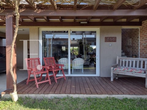 Sobrado com 128m², 3 dormitórios, 1 suíte, 2 vagas, Las Palmas em Xangri-Lá