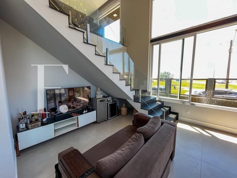 Casa com 190m², 3 dormitórios, 3 suítes, 2 vagas, no bairro Rainha do Mar em Xangri-Lá