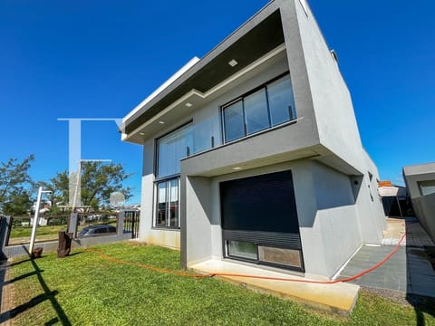 Casa com 190m², 3 dormitórios, 3 suítes, 2 vagas, no bairro Rainha do Mar em Xangri-Lá