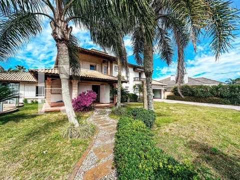 Casa com 420m², 4 dormitórios, 1 suíte, 2 vagas, no bairro Atlântida em Xangri-Lá