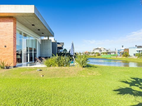 Casa Condomínio com 212m², 4 dormitórios, 4 suítes, 2 vagas, Riviera em Xangri-Lá
