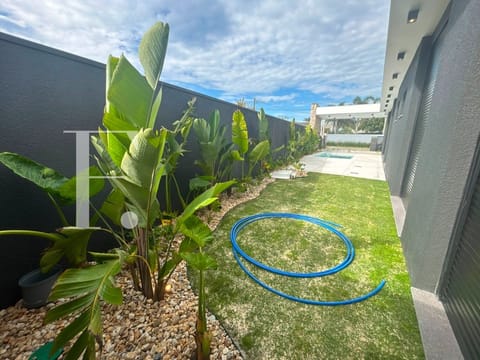 Casa com 180m², 3 dormitórios, 3 suítes, 2 vagas, no bairro Atlântida em Xangri-Lá