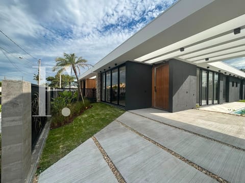 Casa com 180m², 3 dormitórios, 3 suítes, 2 vagas, no bairro Atlântida em Xangri-Lá