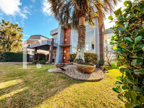 Sobrado com 340m², 5 dormitórios, 5 suítes, 2 vagas, Enseada Lagos em Xangri-Lá
