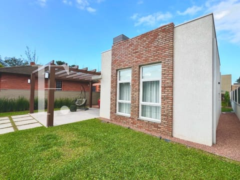Casa com 130m², 3 dormitórios, 1 suíte, 2 vagas, no bairro Centro em Xangri-Lá