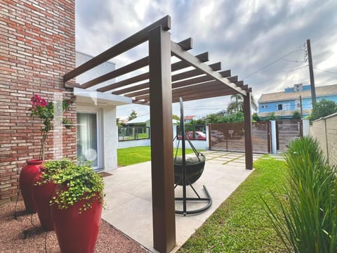 Casa com 130m², 3 dormitórios, 1 suíte, 2 vagas, no bairro Centro em Xangri-Lá
