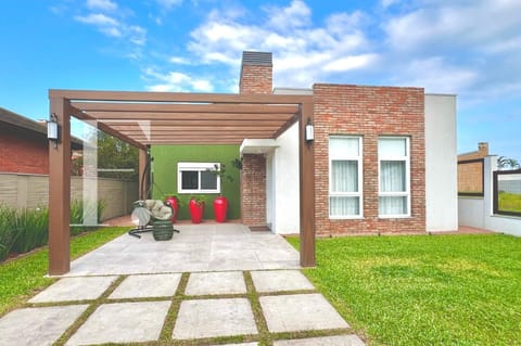 Casa com 130m², 3 dormitórios, 1 suíte, 2 vagas, no bairro Centro em Xangri-Lá