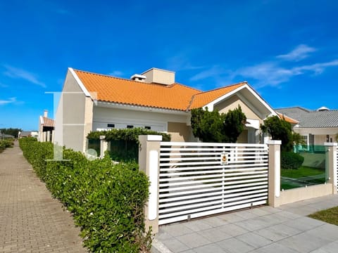 Casa com 180m², 4 dormitórios, 1 suíte, 2 vagas, no bairro Remanso em Xangri-Lá