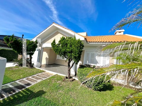 Casa com 180m², 4 dormitórios, 1 suíte, 2 vagas, no bairro Remanso em Xangri-Lá