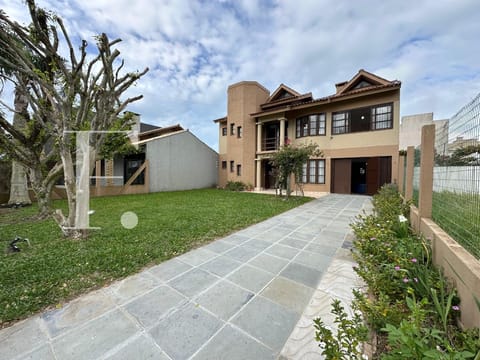 Casa com 210m², 4 dormitórios, 1 suíte, 2 vagas, no bairro Centro em Xangri-Lá