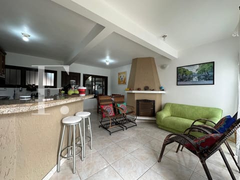 Casa com 210m², 4 dormitórios, 1 suíte, 2 vagas, no bairro Centro em Xangri-Lá