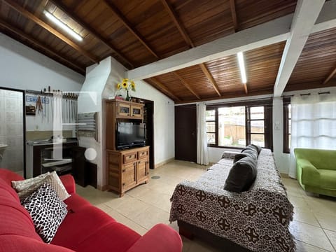Casa com 210m², 4 dormitórios, 1 suíte, 2 vagas, no bairro Centro em Xangri-Lá