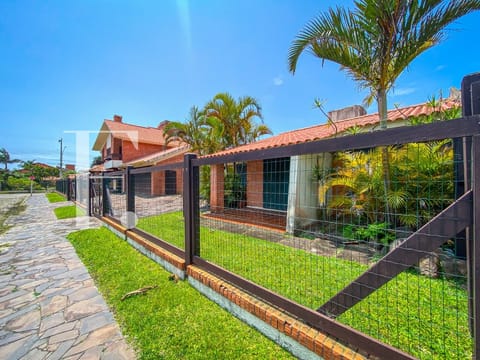 Casa com 344m², 5 dormitórios, 1 suíte, 2 vagas, no bairro Centro em Xangri-Lá
