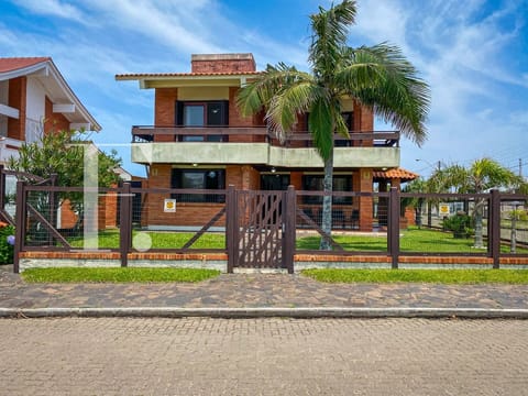 Casa com 344m², 5 dormitórios, 1 suíte, 2 vagas, no bairro Centro em Xangri-Lá
