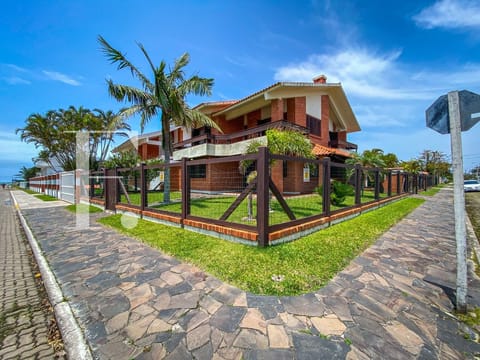 Casa com 344m², 5 dormitórios, 1 suíte, 2 vagas, no bairro Centro em Xangri-Lá