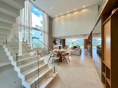 Sobrado com 446m², 6 dormitórios, 6 suítes, 2 vagas, Enseada Lagos em Xangri-Lá