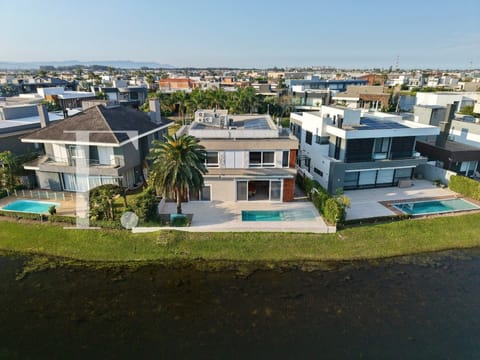 Sobrado com 446m², 6 dormitórios, 6 suítes, 2 vagas, Enseada Lagos em Xangri-Lá