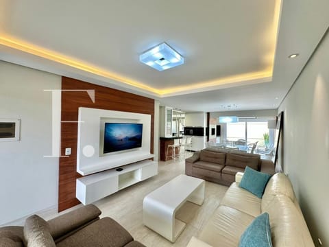 Sobrado com 170m², 4 dormitórios, 2 suítes, 2 vagas, Villas Resort em Xangri-Lá
