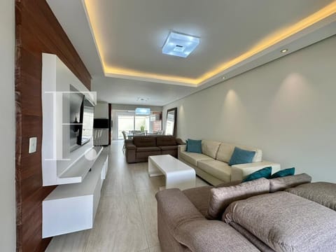 Sobrado com 170m², 4 dormitórios, 2 suítes, 2 vagas, Villas Resort em Xangri-Lá
