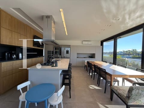 Sobrado com 281m², 4 dormitórios, 4 suítes, 2 vagas, Blue em Xangri-Lá