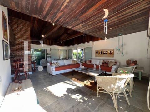 Casa com 340m², 4 dormitórios, 4 suítes, 2 vagas, no bairro Atlântida em Xangri-Lá