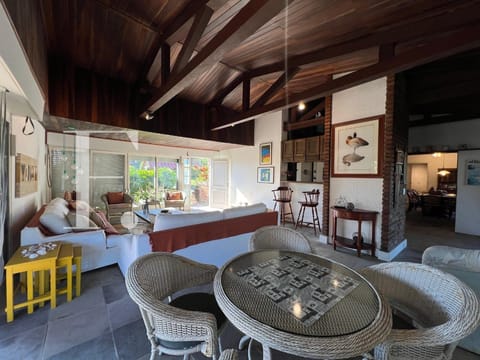Casa com 340m², 4 dormitórios, 4 suítes, 2 vagas, no bairro Atlântida em Xangri-Lá