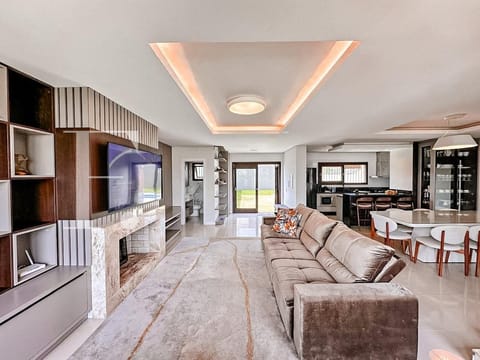 Casa com 220m², 4 dormitórios, 2 suítes, 2 vagas, no bairro Xangri-Lá em Xangri-Lá