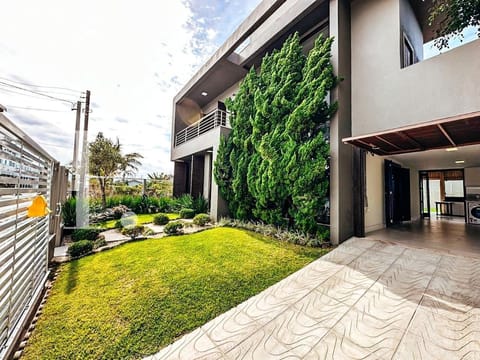Casa com 220m², 4 dormitórios, 2 suítes, 2 vagas, no bairro Xangri-Lá em Xangri-Lá