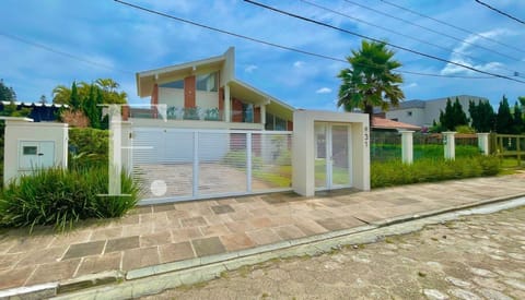 Casa com 288m², 3 dormitórios, 1 suíte, 2 vagas, no bairro Atlântida em Xangri-Lá