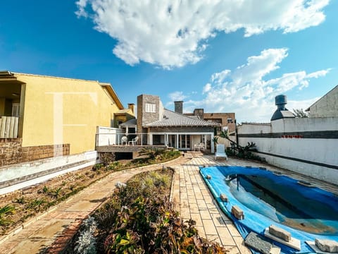 Casa com 325m², 7 dormitórios, 4 suítes, 4 vagas, no bairro Centro em Xangri-Lá