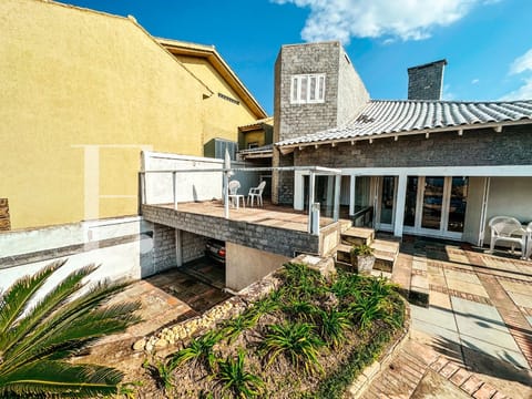 Casa com 325m², 7 dormitórios, 4 suítes, 4 vagas, no bairro Centro em Xangri-Lá