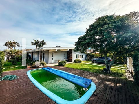 Casa com 240m², 4 dormitórios, 4 suítes, 2 vagas, no bairro Centro em Xangri-Lá
