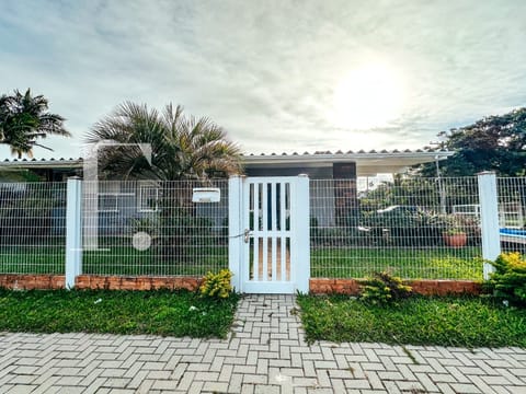 Casa com 240m², 4 dormitórios, 4 suítes, 2 vagas, no bairro Centro em Xangri-Lá