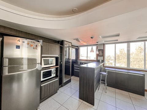 Apartamento com 275m², 3 dormitórios, 1 suíte, 2 vagas, Edifício Maison Meneghoto em Xangri-Lá