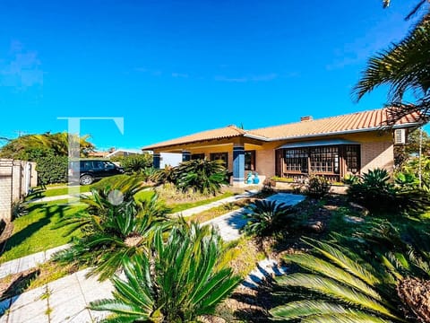 Casa com 290m², 4 dormitórios, 4 suítes, 2 vagas, no bairro Atlântida em Xangri-Lá